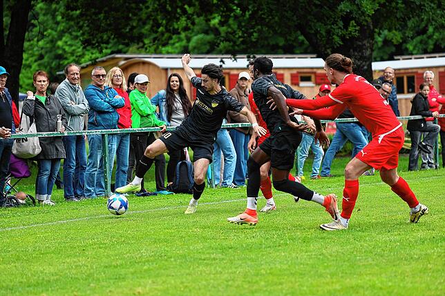 Bild 22: FC Pfaffenweiler feiert nach 2:1-Erfolg Relegationsplatz. Wir waren mit der Kamera dabei.