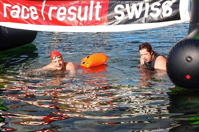 Gemeinsam schwimmt es sich besser: Der Konstanzer Alex Eckervogt (links) schwamm mit seinem Freund und zweimaligen Olympiateilnehmer ...