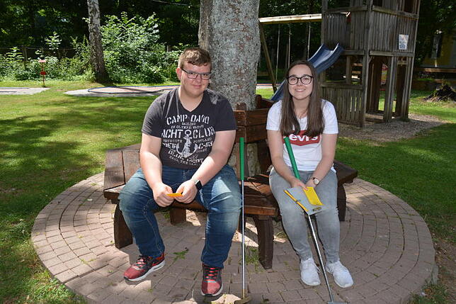 Alex Penl und Sara Cebulla aus Villingen-Schwenningen kommen zum Minigolfspielen extra nach Donaueschingen. Von ihrem schattigen ...