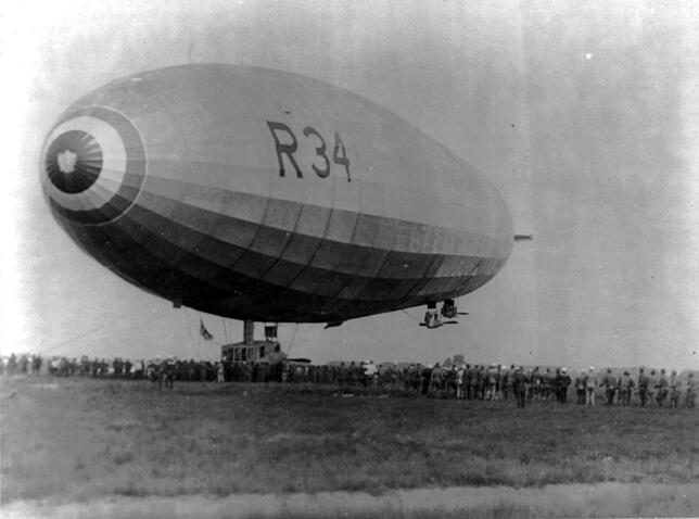 Der britische R 34 war das erste Luftschiff, mit dem die Überquerung des Atlantiks gelang. Es blieb in den USA, wurde bei einem Flug ...