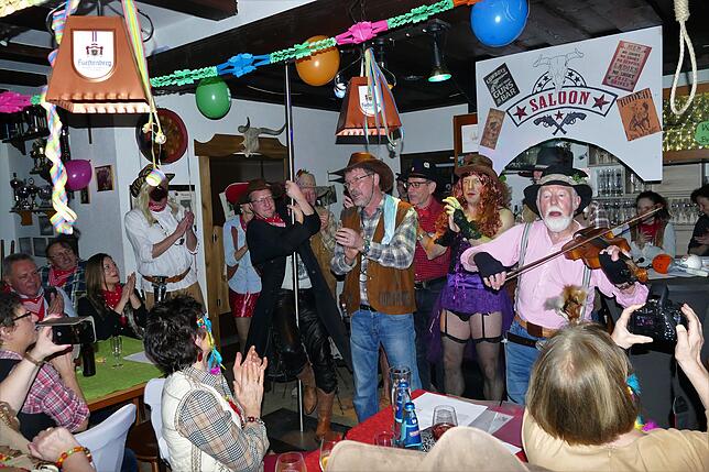 High Noon im DJK Western-Saloon. Und die Stimmung ist riesig.