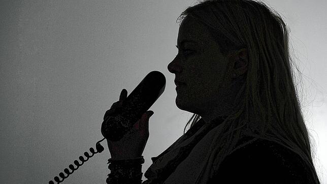 Eine Frau hält den Telefonhörer in der Hand. (Symbolbild) Im Kreis Lörrach sind wieder Telefonbetrüger am Werk. Die Polizei warnt.
