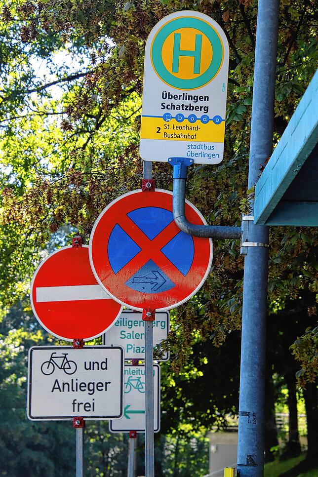 Für die Zeit der Baustelle ist der Burgbergkreisel nur gegen den Uhrzeigersinn befahrbar. Fahrradfahrer und Anlieger dürfen in beide ...