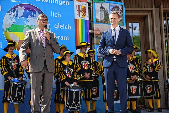 Der Markelfinger Ortsvorsteher Lorenz Thum (links) und Oberbürgermeister Simon Gröger halten bei der Eröffnung Reden.