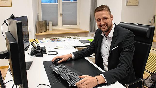 Der neue Hüfinger Bürgermeister hat am Donnerstag, 1. August, das erste Mal hinter seinem Schreibtisch im Rathaus Platz genommen.