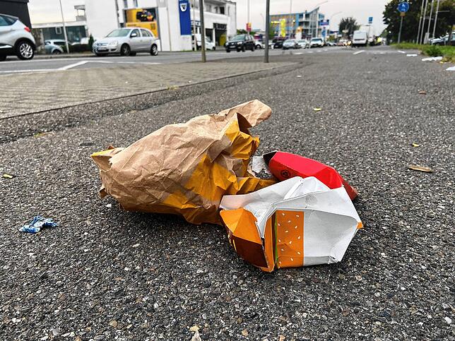 Das soll es bald nicht mehr geben: Kurz vor der Einführung einer kommunalen Verpackungssteuer liegt Müll aus Fastfood-Verpackungen auf ...