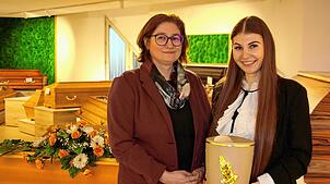 Jacqueline Muzzi (von rechts) absolvierte die Ausbildung zur Bestatterfachkraft im Unternehmen von Sandra Decker und wurde ...