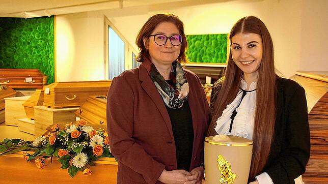 Jacqueline Muzzi (von rechts) absolvierte die Ausbildung zur Bestatterfachkraft im Unternehmen von Sandra Decker und wurde ...