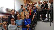 Die Vertreter der Jestetter Vereine mit den Verantwortlichen der Sparkasse, Silvia Knöpfle (oben rechts), Sandra Schreiber (Bildmitte, ...