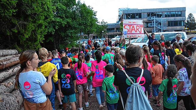 Startbereit: Voller Anspannung warten die Schülerinnen und Schüler auf den Start zum Sponsorenlauf. Fotos: Schule