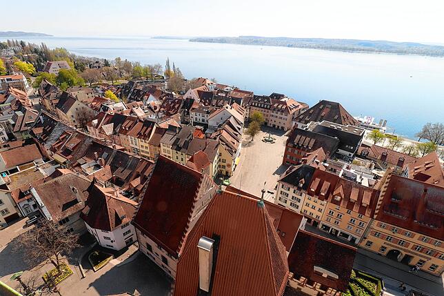 Karfreitag 2020 in Zeiten von Corona: Blick auf die Altstadt von Überlingen mit Münsterstraße und Hofstatt – und ein Bodensee ohne ...