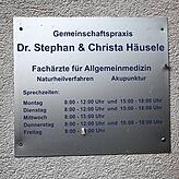 Das Hinweisschild auf die Gemeinschaftspraxis Häusele ist noch am Gebäude befestigt. Es wird kein Hinweis auf die baldige Schließung ...
