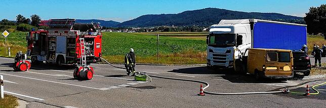 Unfall mit drei Fahrzeugen. Das Feuerwehrfahrzeug steht auf der L194, der Lastwagen kommt von der L223.