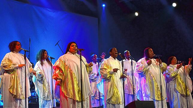 Sie brachten das Gloria-Theater im Handumdrehen in Weihnachtsstimmung: die Golden Voices of Gospel. Bild: Susanne Schleinzer-Bilal