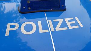 Ein Polizeiauto im Einsatz. (Symbolbild) Bei Hohentengen ist ein Mountainbiker bei einem Sturz schwer verletzt worden.