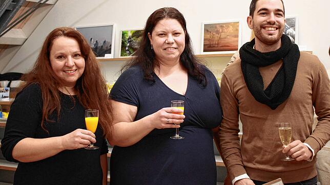 Karolin Könner, Hobbyfotografin Ramona Löffler und Bürgermeister Christoph Stolz (von links) sprechen zur Eröffnung der Ausstelung ...