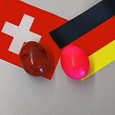 Am Osterfest sind die bunt gefärbten Eier für viele Schweizer und Deutsche unverzichtbar.