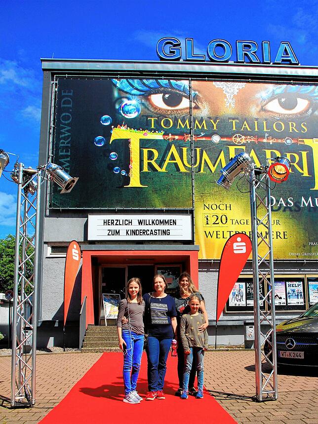 Für das Kindercasting im Gloria Theater in Bad Säckingen kamen auch Sofie Villinger (12) und Ylva Völkel (9) mit ihren Müttern Heike und ...