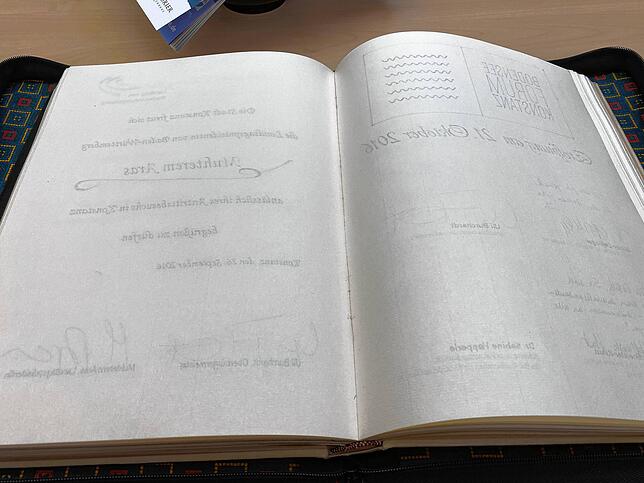 Nicht jede Seite im Goldenen Buch ist beschriftet.