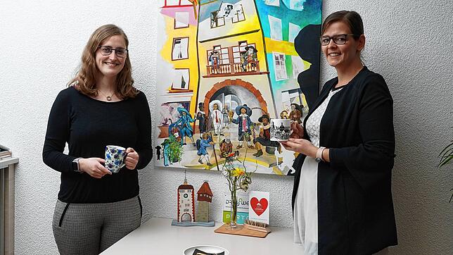 Stefanie Stelter, Leiterin der Tourist-Information Waldshut-Tiengen, im Gespräch mit SÜDKURIER-Reporterin Sira Huwiler-Flamm (rechts).