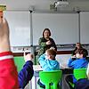 Kultusministerin Theresa Schopper (Mitte) stellte sich in der Weiherbachschule in Mühlingen-Zoznegg den Fragen einer sechsten Klasse. ...