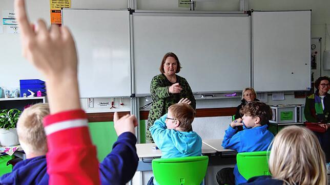 Kultusministerin Theresa Schopper (Mitte) stellte sich in der Weiherbachschule in Mühlingen-Zoznegg den Fragen einer sechsten Klasse. ...
