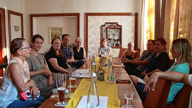 Die SPD-Bundestagsabgeordnete Lina Seitzl (2. von links) stellte sich im Hotel Fortuna den Fragen von Stockacher Bürgerinnen und Bürgern.