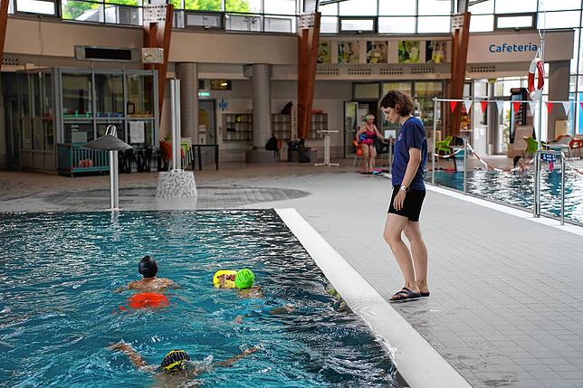 Das Schwenninger Neckarbad ist deutlich moderner als das Villinger Hallenbad.