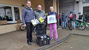 Der Umweltbeauftragte der Stadt Bad Säckingen, Ralf Däubler (links), und der Fahrradbeauftragte Oliver Weinrich, überbrachten der ...