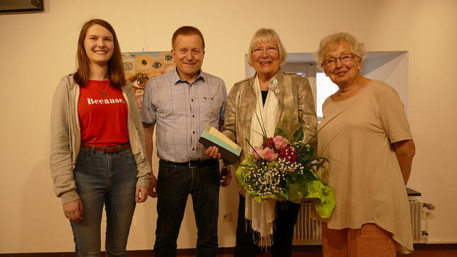 Verabschiedung in der Galerie (von links): Lilian Küpper, Reinhard Valenta, Inge Hemberger Friedel Delhey.