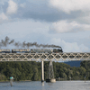 Höhepunkt einer Fahrt auf der Museumsbahnlinie Singen-Etzwilen ist die Überfahrt der historischen Rheinbrücke bei Hemishofen.