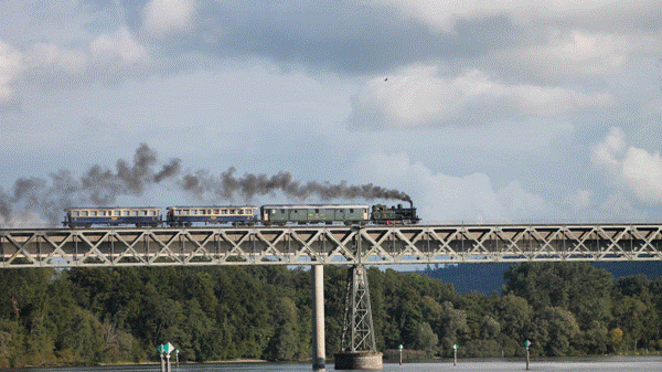 Höhepunkt einer Fahrt auf der Museumsbahnlinie Singen-Etzwilen ist die Überfahrt der historischen Rheinbrücke bei Hemishofen.