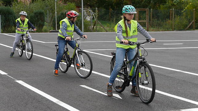 Der Verkehrsübungsplatz Wallbach wird rege genutzt, was aber fehlt ist eine Unterstellmöglichkeit für Schüler, Schultaschen oder Jacken.