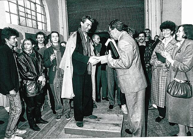 Bei der Eröffnung der Kunstausstellung im Singener Umspannwerk gratuliert der damalige Oberbürgermeister Friedhelm Möhrle (Mitte links) ...