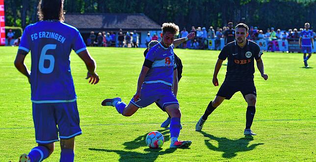 Abgezogen: Hannes Linke trifft zum 3:2 für den FC Erzingen gegen den FC Emmendingen.