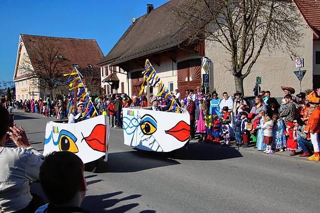 Bild 12: So bunt geht es beim Rosenmontagsumzug 2025 zu