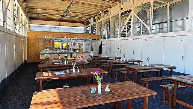 Leere Tische im Restaurant „Schussen“, dem Vereinsheim des Segel-Motorboot-Clubs am Hinteren Hafen.
