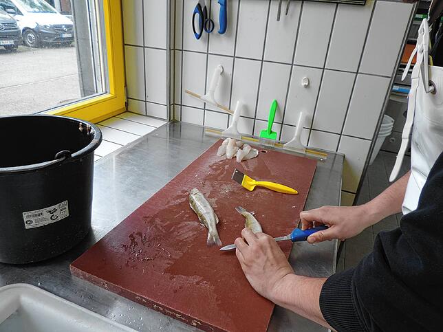 Von dem Fisch bleibt nach dem Filetieren nicht mehr viel übrig.