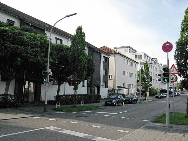 Bedarfsampel vor dem Franziskusheim. Dort gibt es eine Ampel, um den Übergang gerade für Senioren und Kinder zu erleichtern.