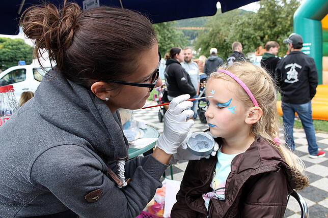 Bild 3: Beim Blumberger Straßenfest war die Stimmung trotz des Regenwetters gut