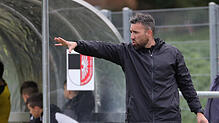 Antonio del Mondo, Trainer des 1. FC Rielasingen-Arlen II, schlägt mit seiner souveränen Mannschaft Aufsteiger SG B/A/T/-K.-L. mit 5:1.