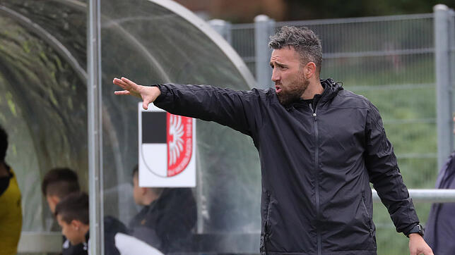 Antonio del Mondo, Trainer des 1. FC Rielasingen-Arlen II, schlägt mit seiner souveränen Mannschaft Aufsteiger SG B/A/T/-K.-L. mit 5:1.