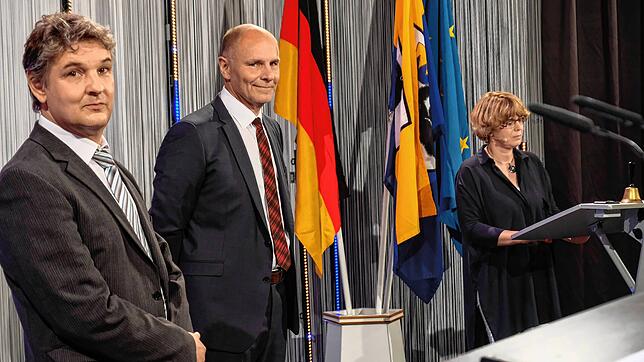 Vor der Kandidatenvorstellung per Video (von links): Die Bewerber Helmut Happe und Bernd Häusler mit Singens Bürgermeisterin Ute ...