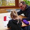 Hartmut Ferenschild mit einer Schülerin beim Förderunterricht im Rektorat der Grundschule in Deggenhausertal.