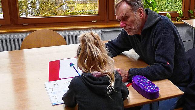 Hartmut Ferenschild mit einer Schülerin beim Förderunterricht im Rektorat der Grundschule in Deggenhausertal.