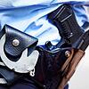 Ein Polizist mit Handschellen und Pistole am Gürtel. Polizisten haben 2024 im Dienst deutlich mehr Menschen erschossen als in den Jahren ...