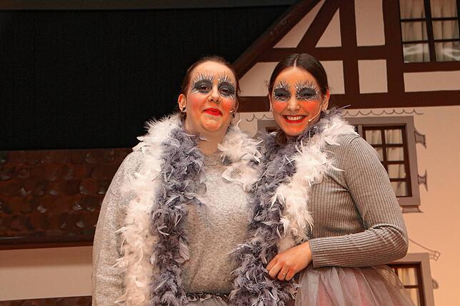 Sie sind der Narrenschule entwachsen und flattern jetzt als „Brugge-Duube“ über die Bühne Katharina Harsch (links) und Lena ...