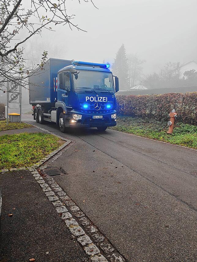 Mit schwerem Gerät rückte die Polizei an. In dem Lkw befand sich das Werkzeug für die Grabung.