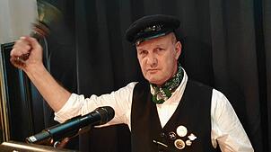 Jörg Bohm in seiner Rolle als Conférencier beim Dorferschoppen (Archiv-Bild).
