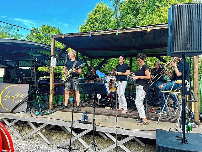Bild 22: Zurück beim Publikum: Die Bregi House Band liefert ein fulminantes Comeback im Park